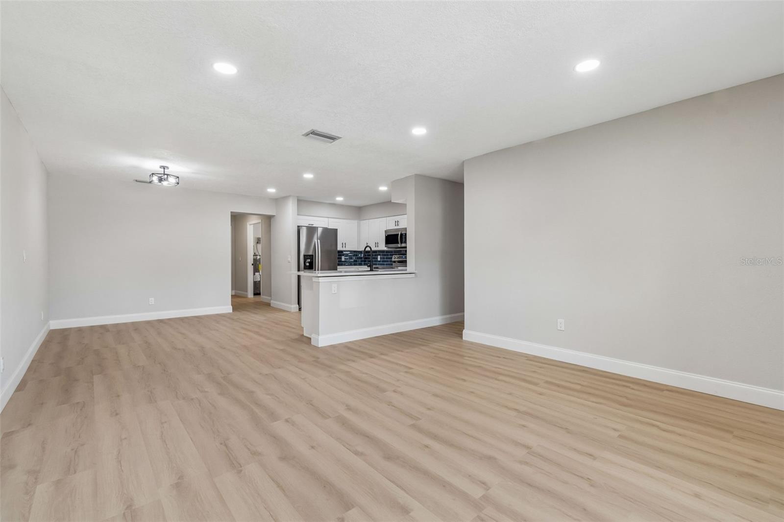 Listing photo id 5 for 3415 Knollwood Street