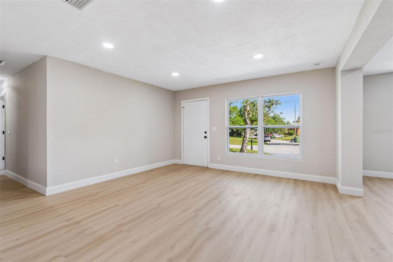 Listing photo id 6 for 3415 Knollwood Street