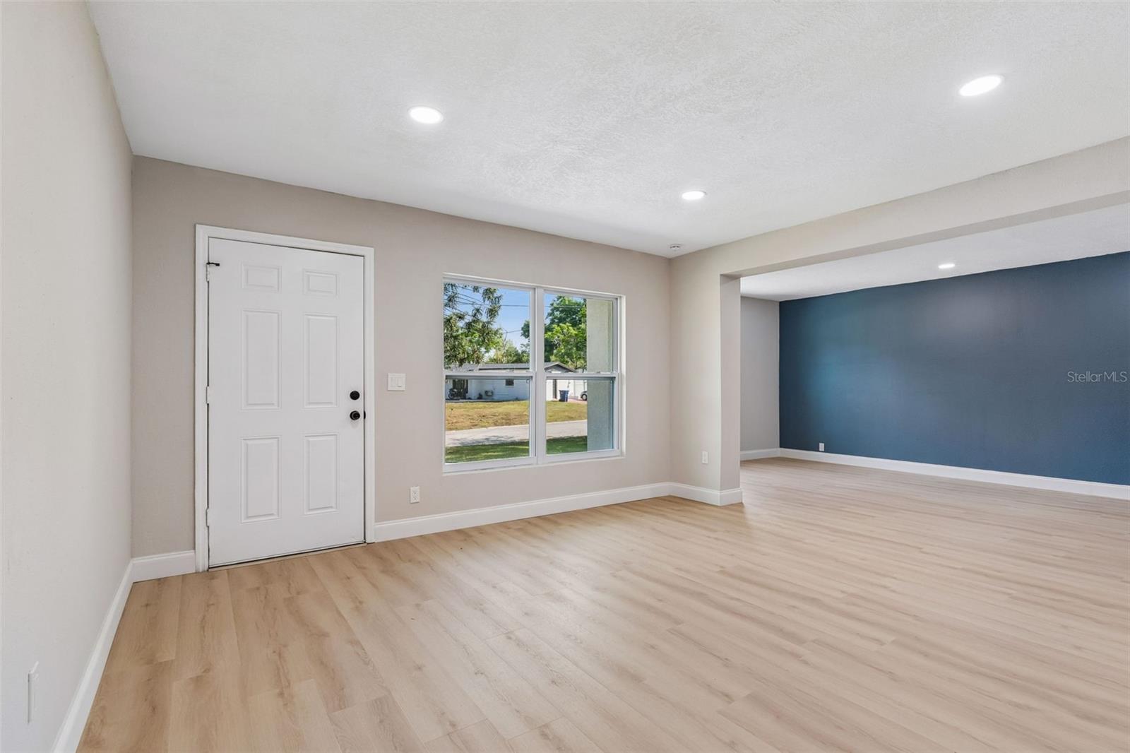 Listing photo id 7 for 3415 Knollwood Street