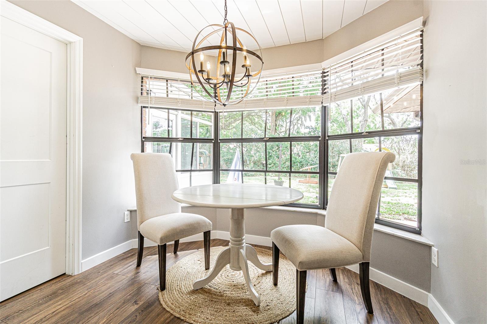 Image 11 of 42 For 1107 Oakridge Manor Drive