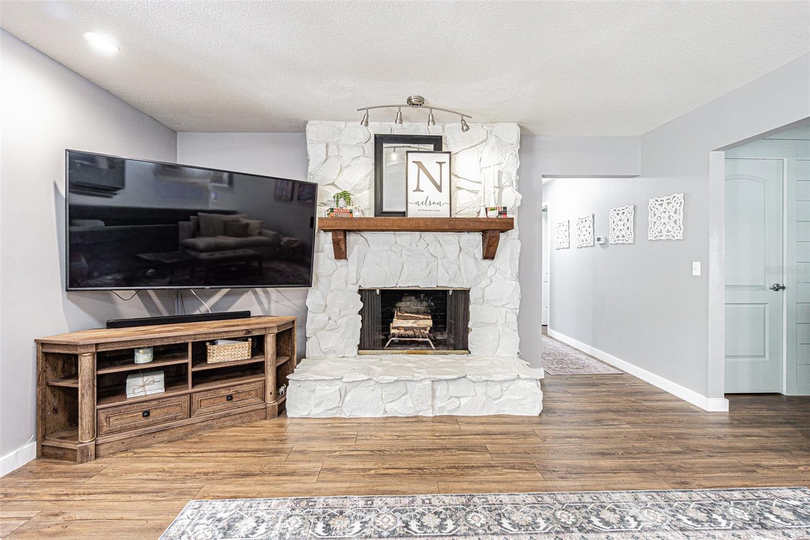 Image 15 of 42 For 1107 Oakridge Manor Drive