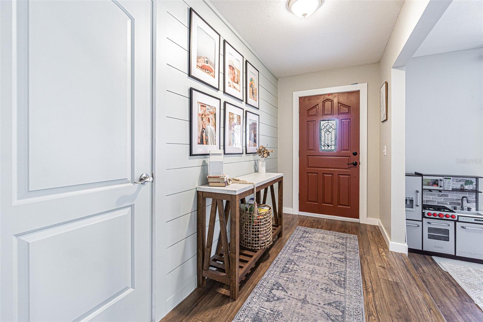 Image 16 of 42 For 1107 Oakridge Manor Drive