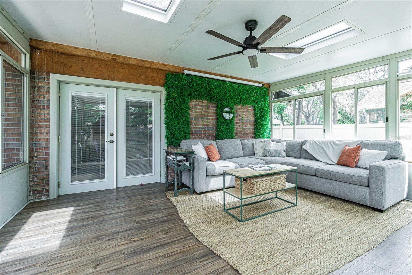 Image 17 of 42 For 1107 Oakridge Manor Drive