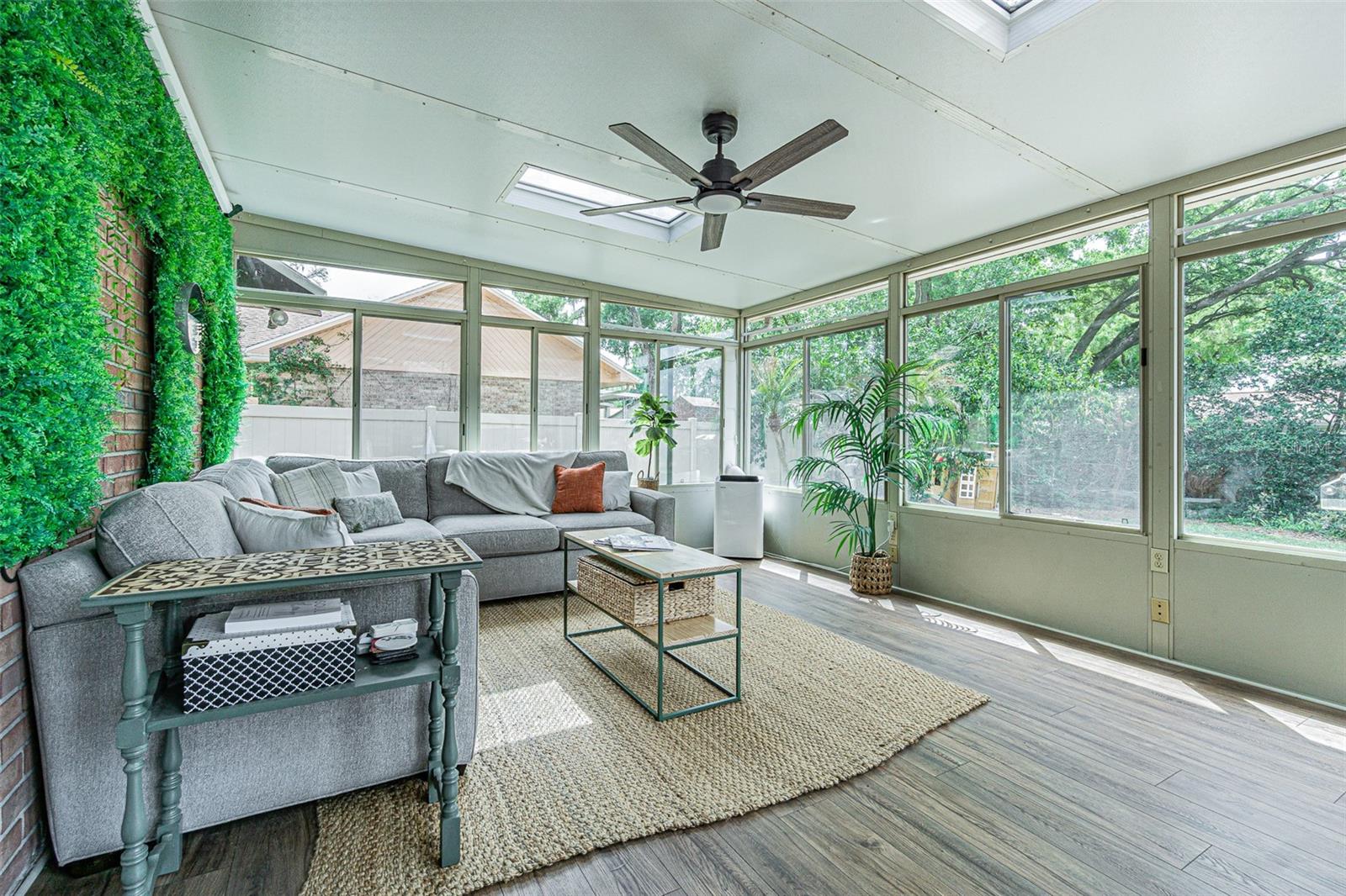 Image 18 of 42 For 1107 Oakridge Manor Drive