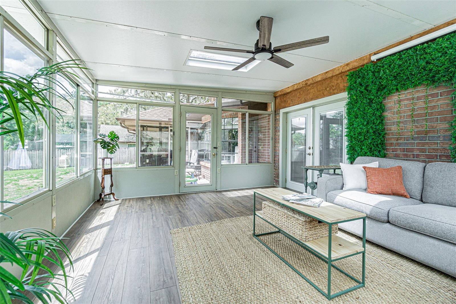 Image 19 of 42 For 1107 Oakridge Manor Drive