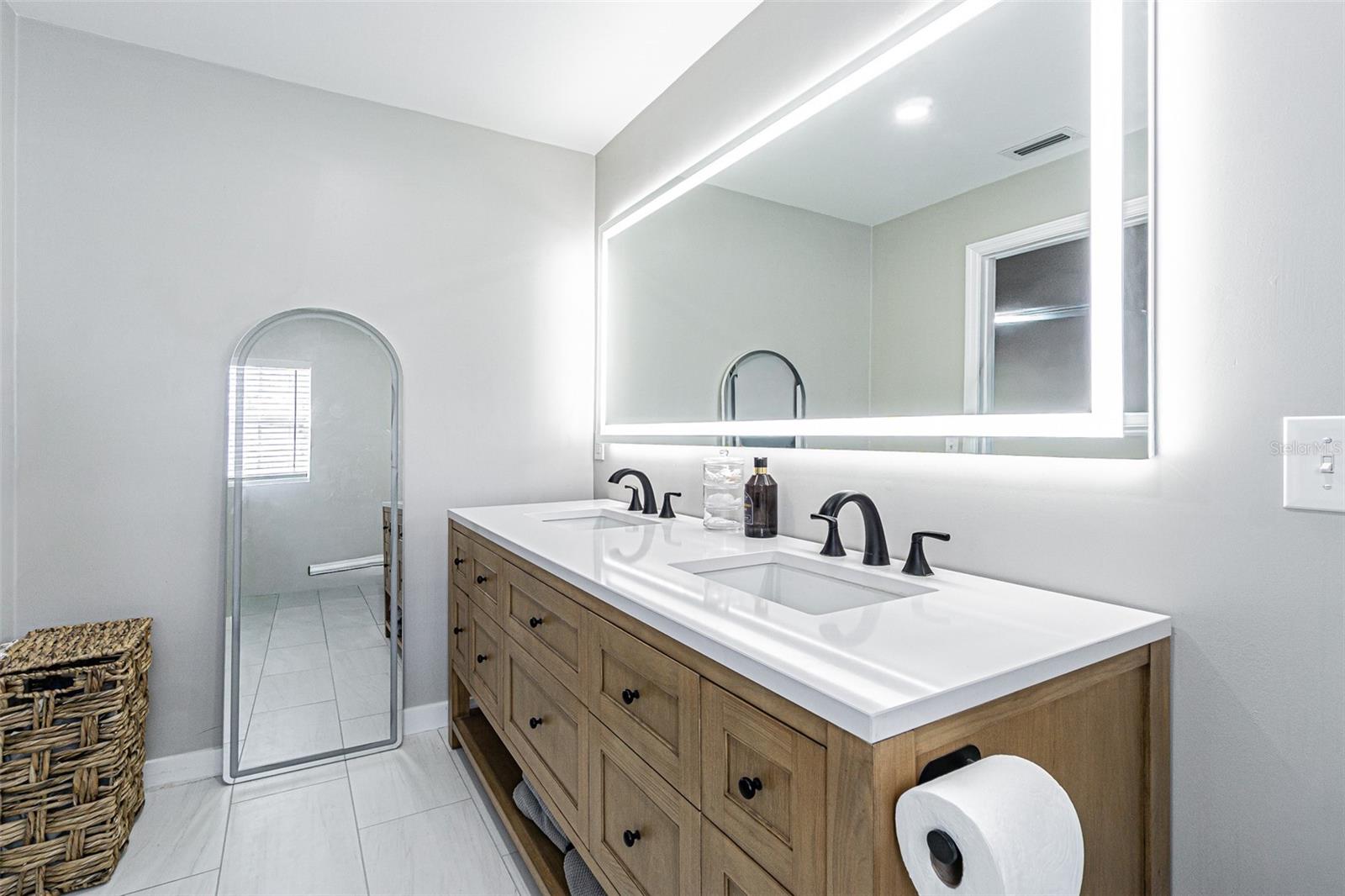 Image 21 of 42 For 1107 Oakridge Manor Drive