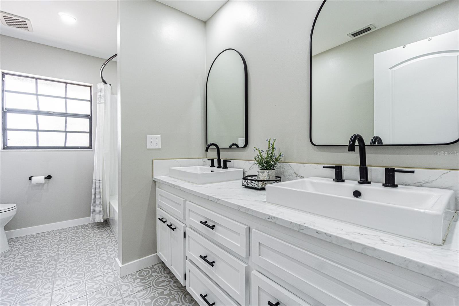 Image 26 of 42 For 1107 Oakridge Manor Drive