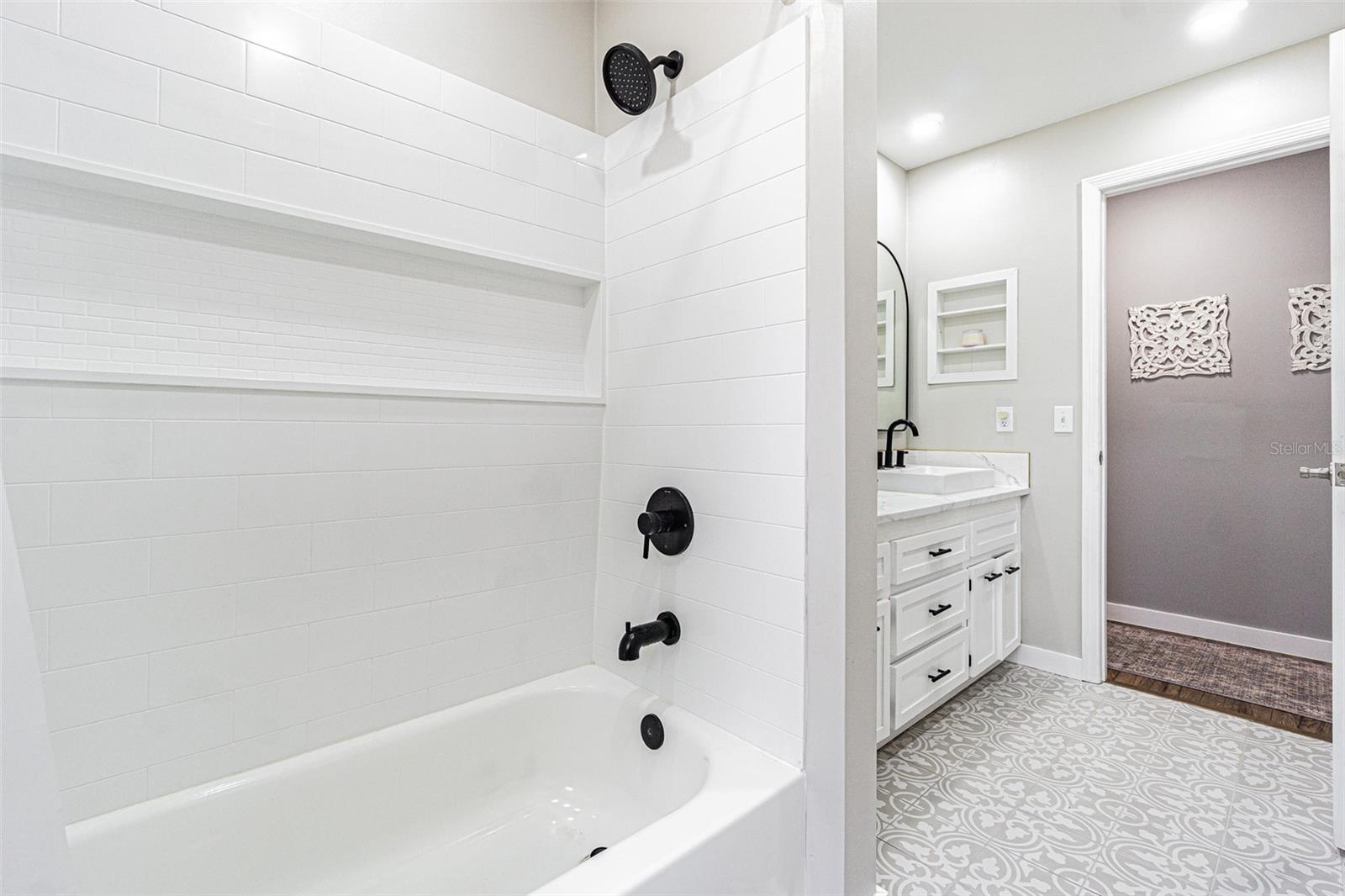 Image 27 of 42 For 1107 Oakridge Manor Drive