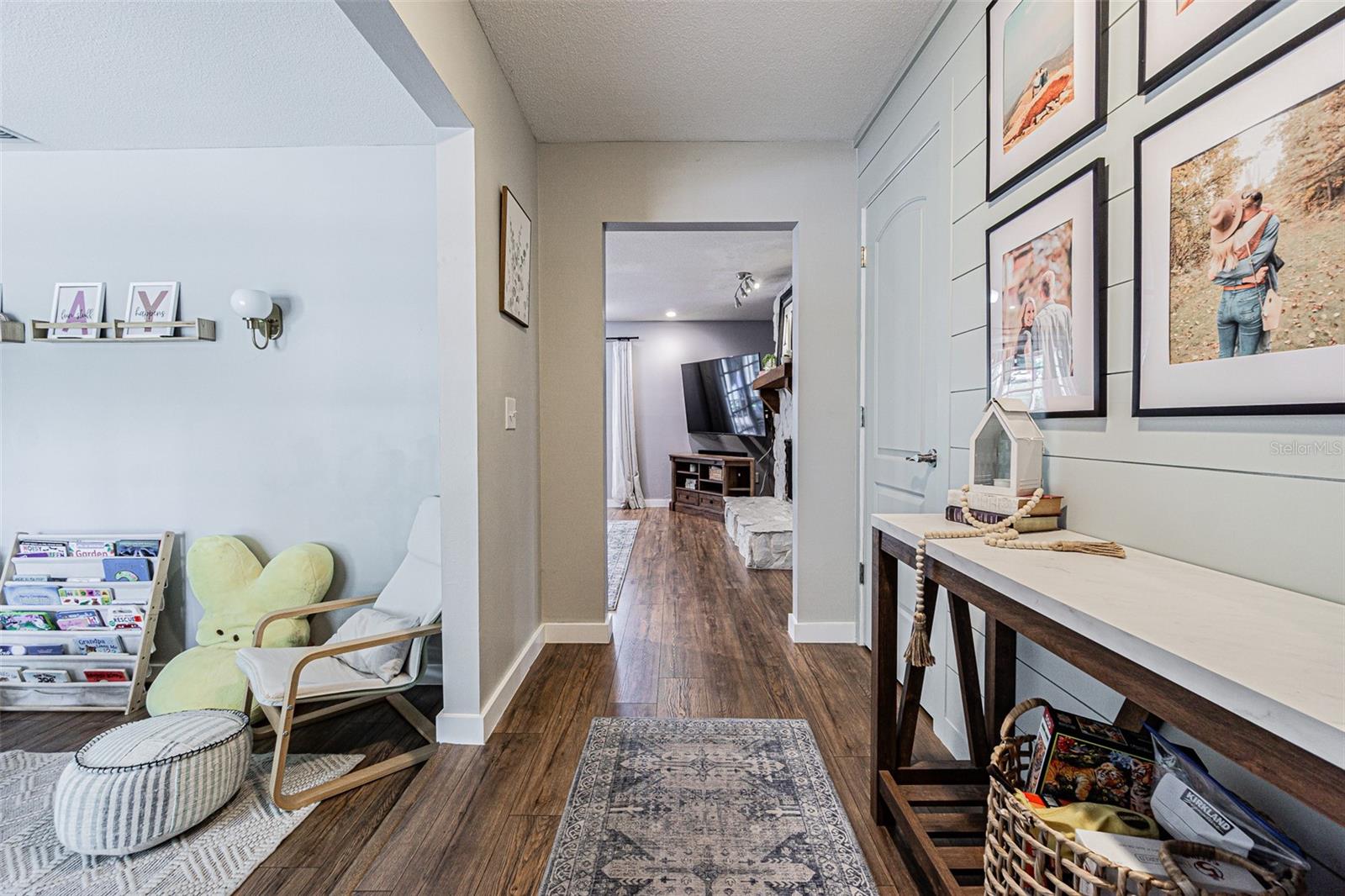 Image 3 of 42 For 1107 Oakridge Manor Drive