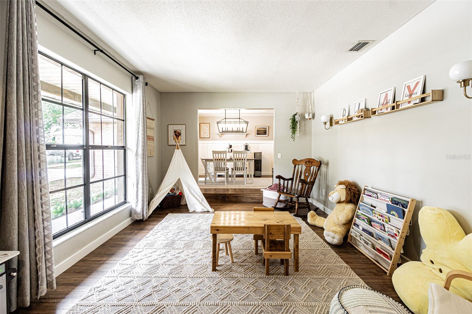 Image 4 of 42 For 1107 Oakridge Manor Drive