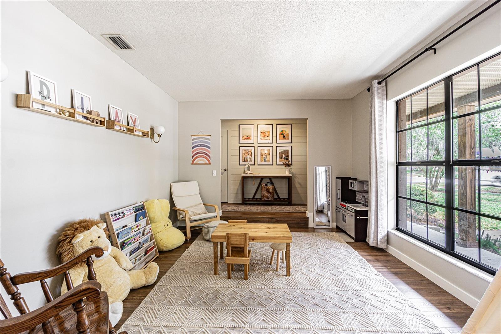 Image 5 of 42 For 1107 Oakridge Manor Drive