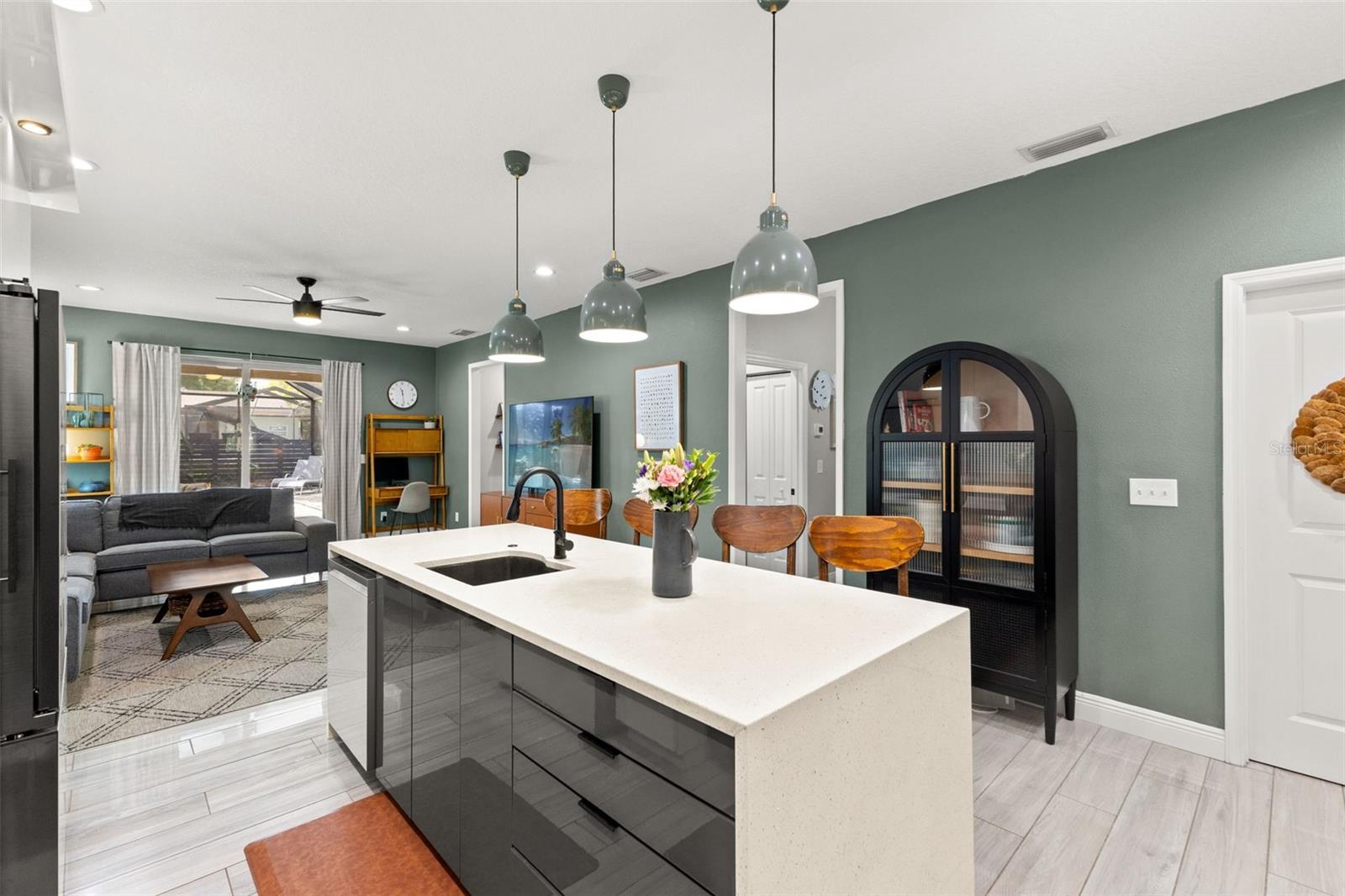 Listing photo id 12 for 1507 Hillside Drive