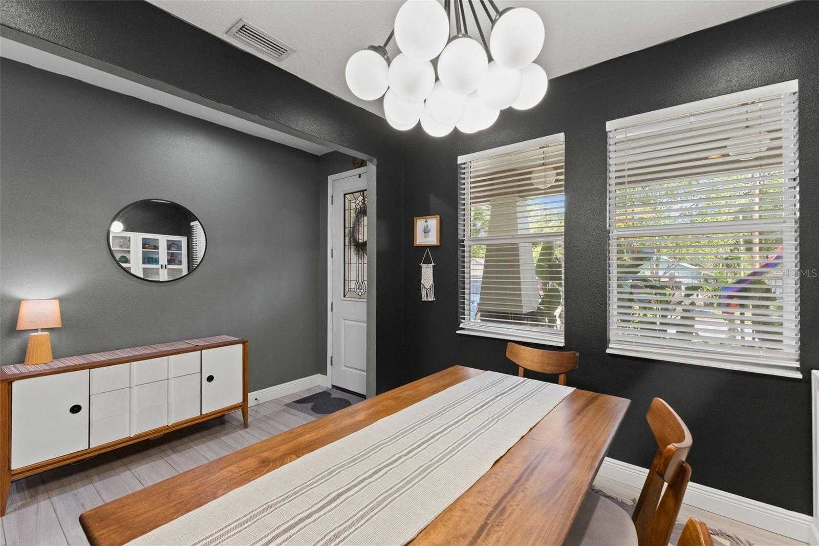 Listing photo id 3 for 1507 Hillside Drive