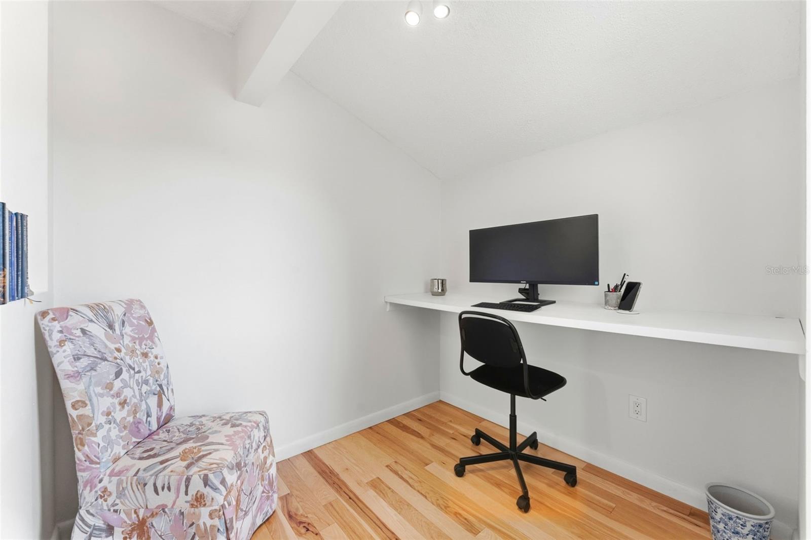 Image 33 of 46 For 105 Davis Boulevard B