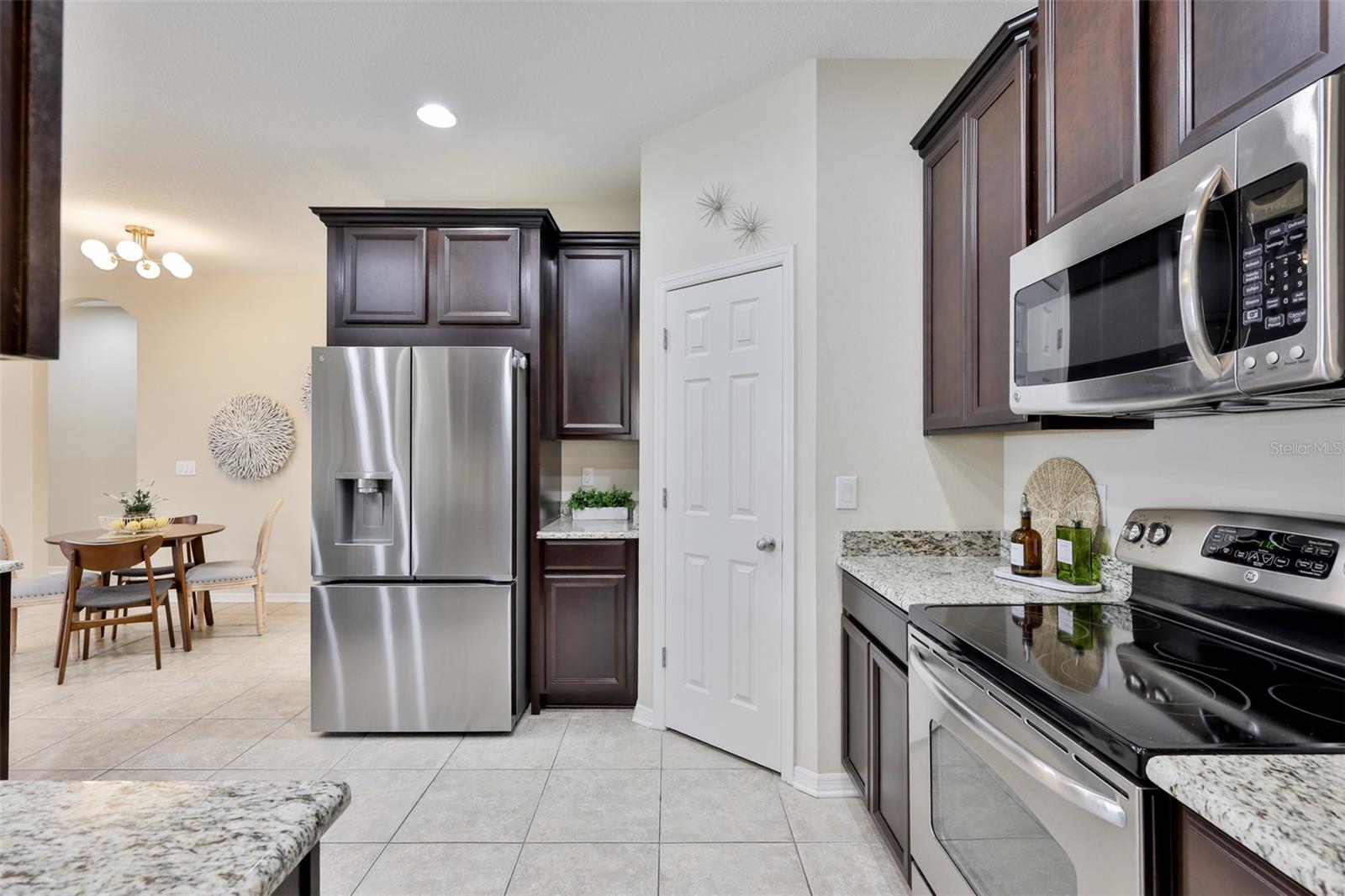 Listing photo id 11 for 7116 Harvest Glen Lane