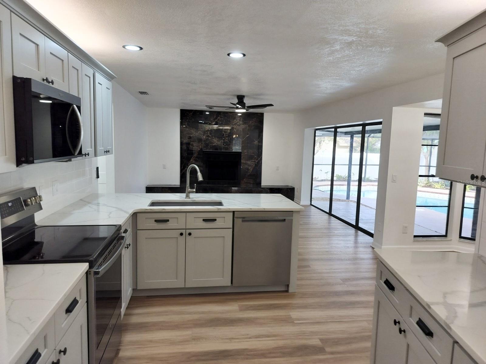 Listing photo id 8 for 3403 Bloomingdale Oaks Drive