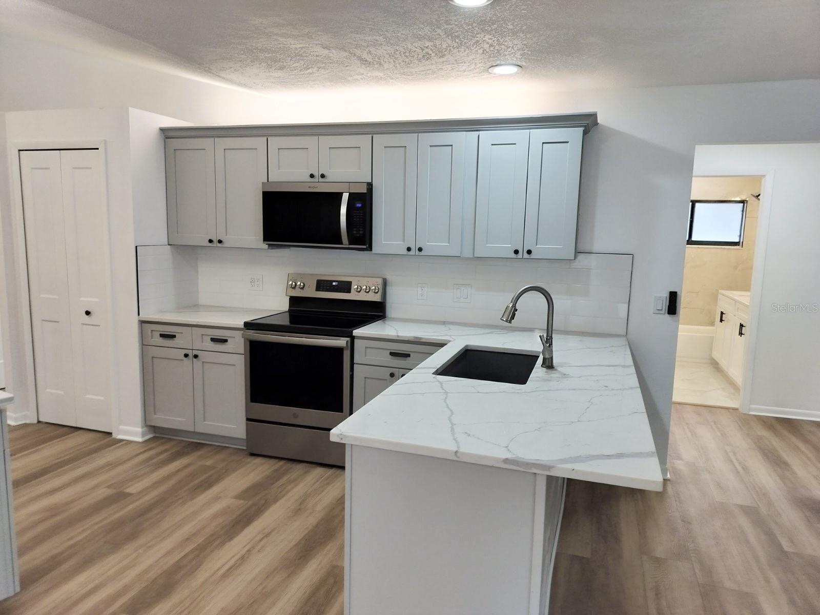 Listing photo id 10 for 3403 Bloomingdale Oaks Drive