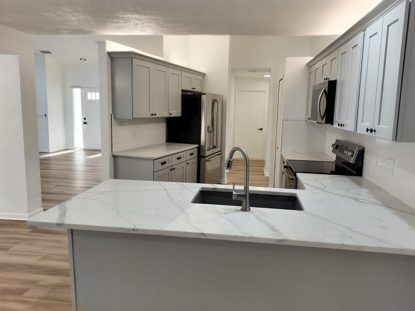 Listing photo id 11 for 3403 Bloomingdale Oaks Drive