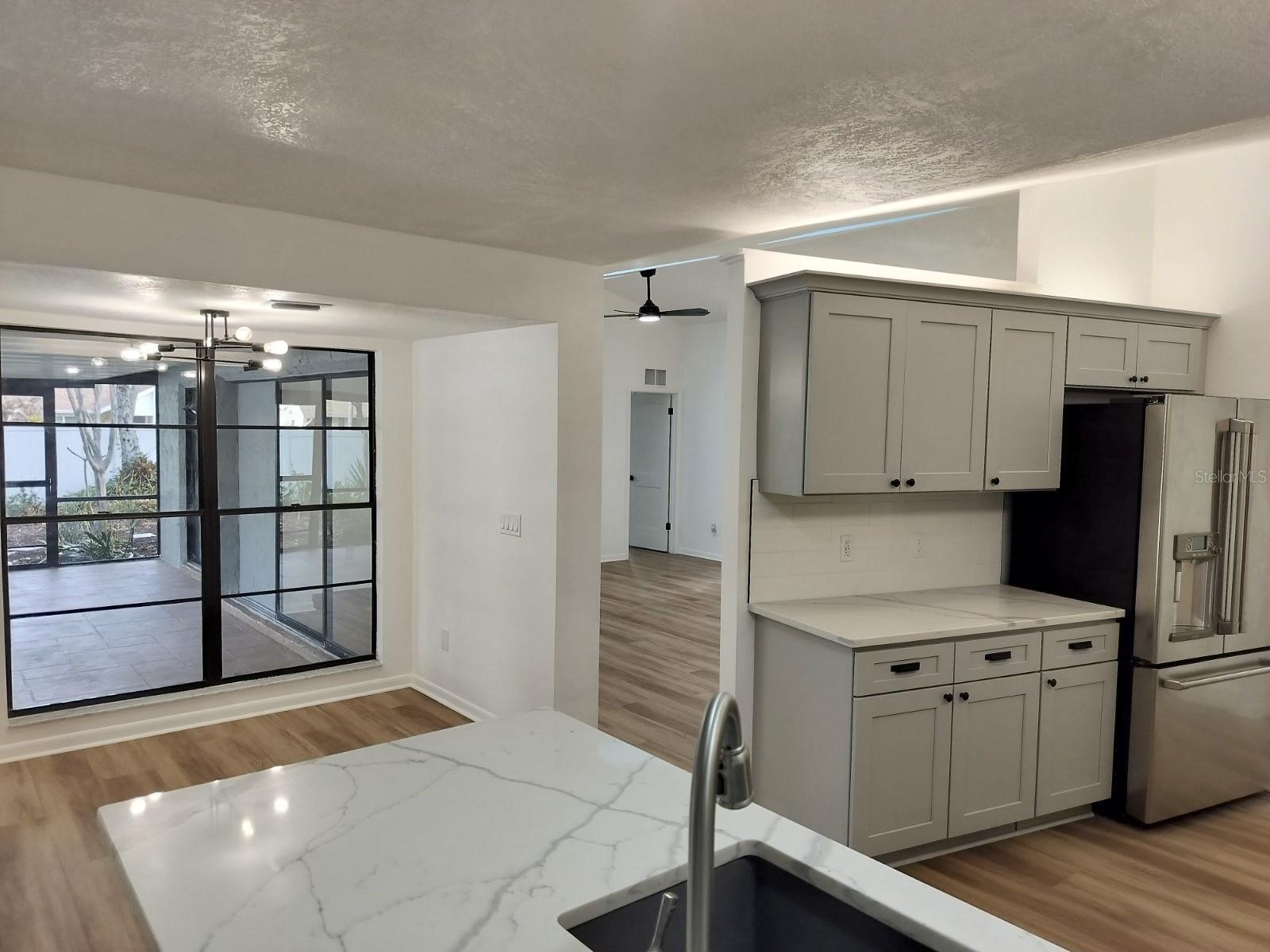 Listing photo id 12 for 3403 Bloomingdale Oaks Drive