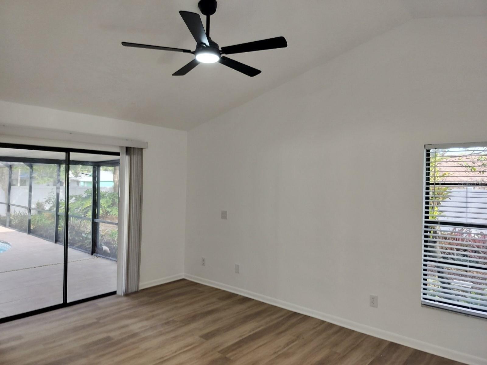 Listing photo id 13 for 3403 Bloomingdale Oaks Drive