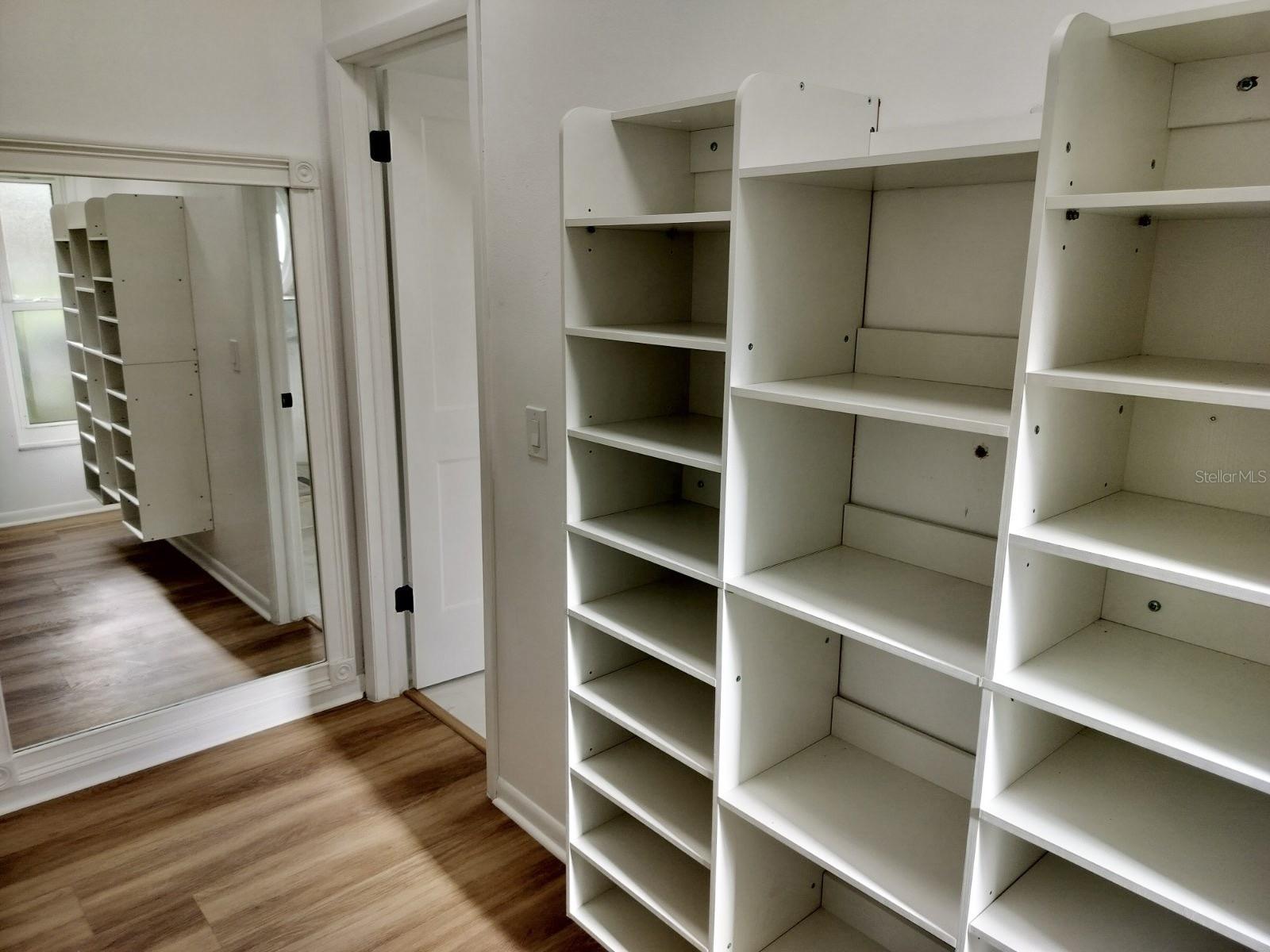 Listing photo id 15 for 3403 Bloomingdale Oaks Drive