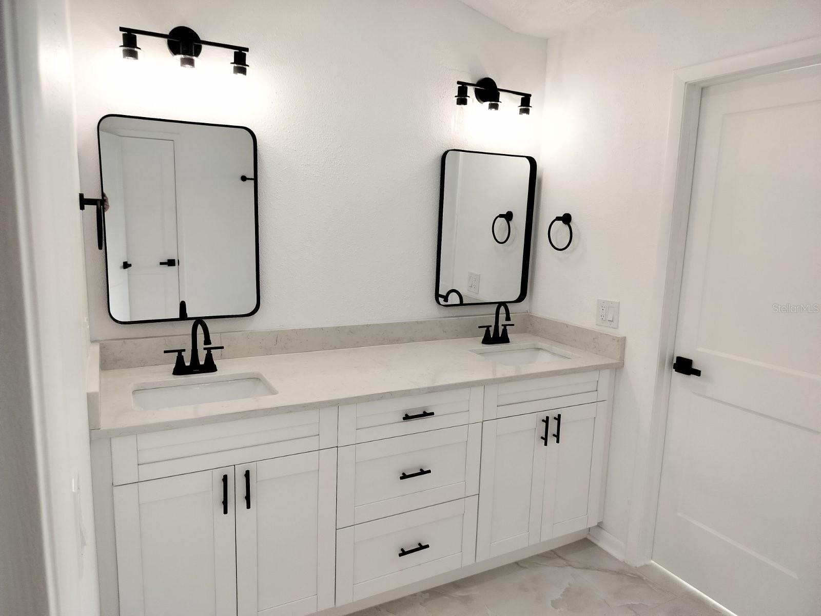 Listing photo id 16 for 3403 Bloomingdale Oaks Drive