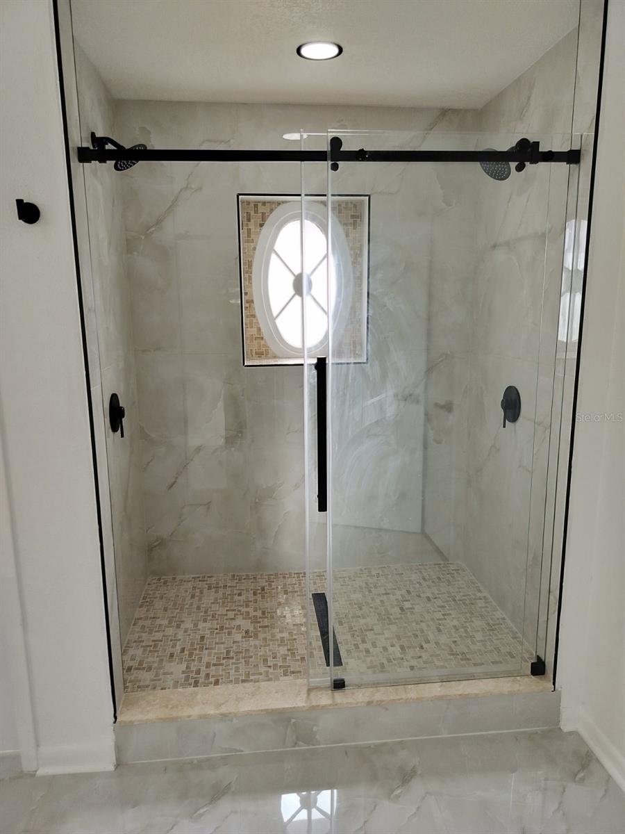 Listing photo id 17 for 3403 Bloomingdale Oaks Drive