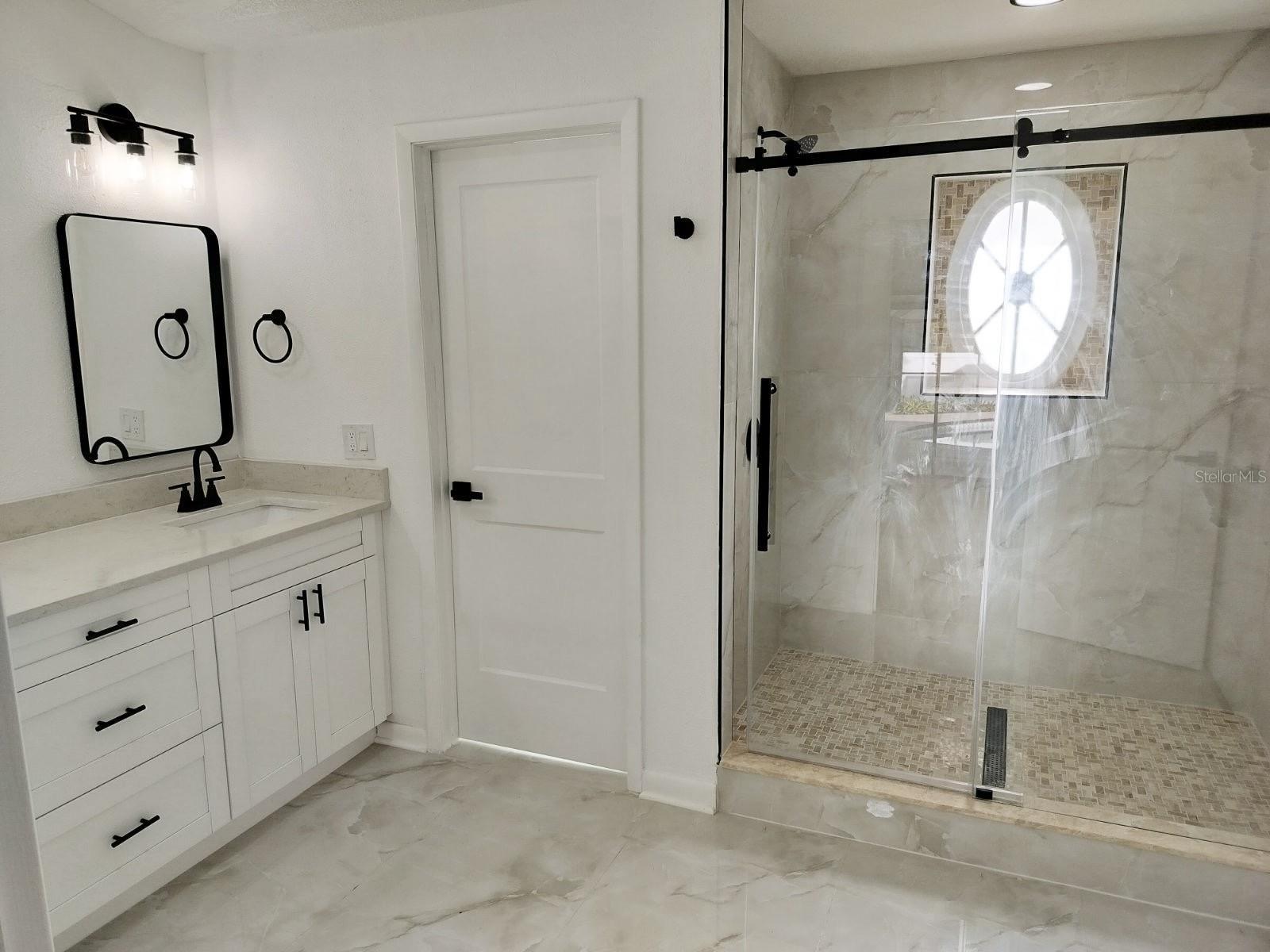 Listing photo id 18 for 3403 Bloomingdale Oaks Drive