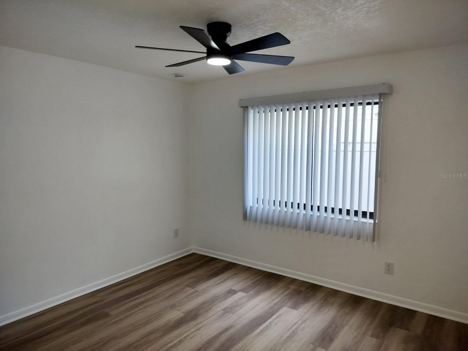 Listing photo id 19 for 3403 Bloomingdale Oaks Drive