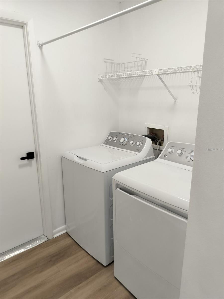 Listing photo id 23 for 3403 Bloomingdale Oaks Drive