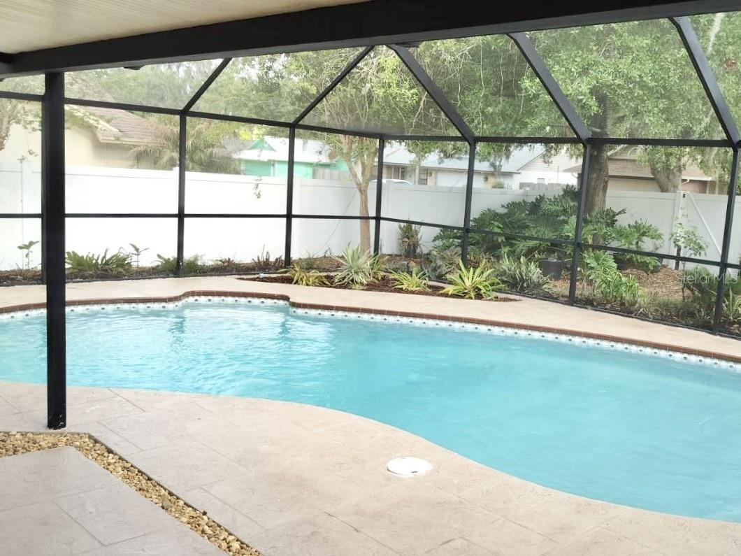 Listing photo id 2 for 3403 Bloomingdale Oaks Drive