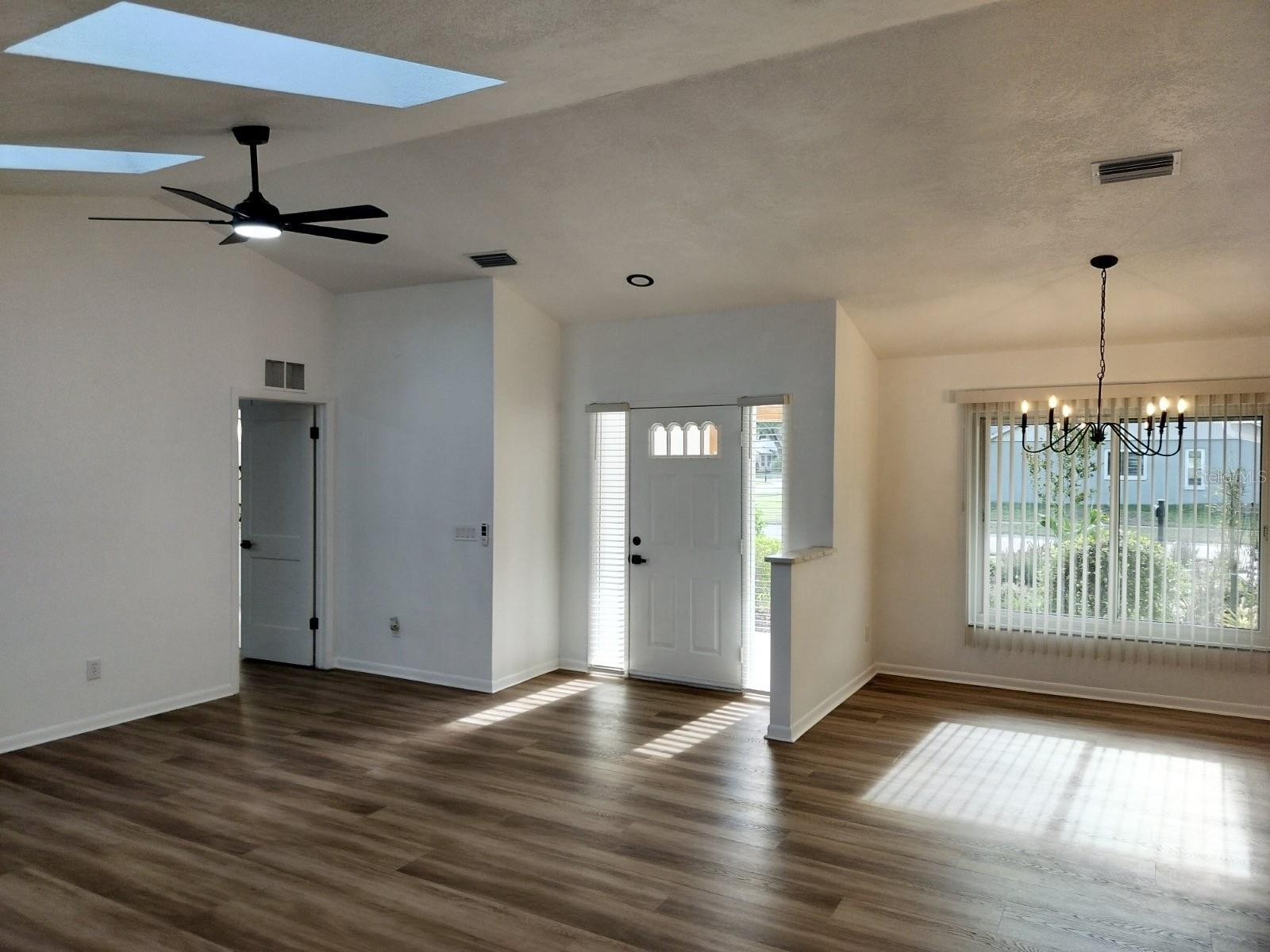 Listing photo id 3 for 3403 Bloomingdale Oaks Drive