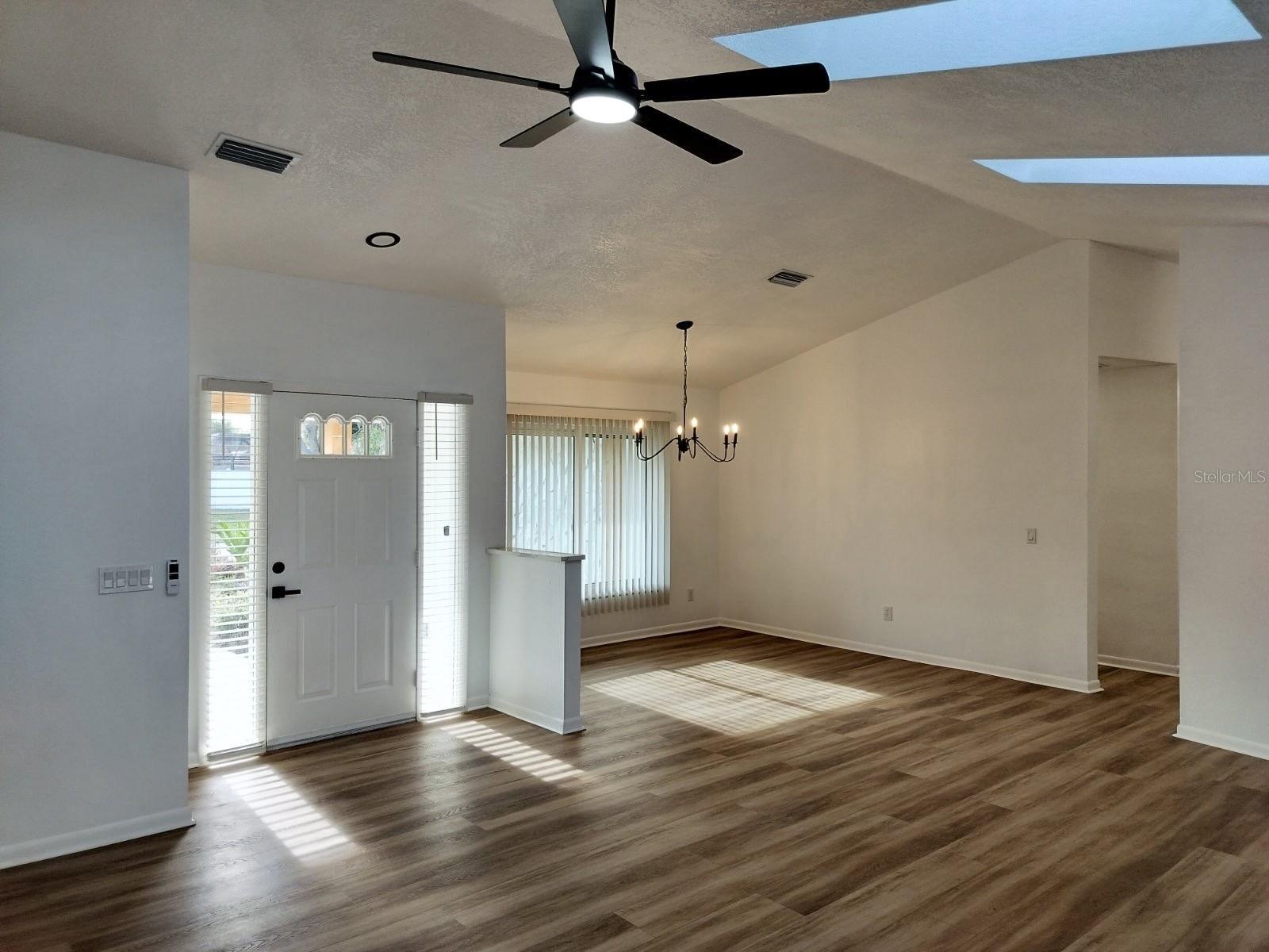 Listing photo id 4 for 3403 Bloomingdale Oaks Drive