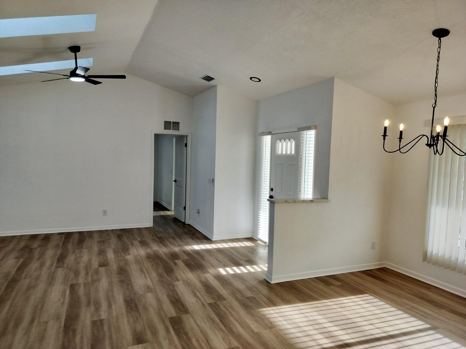 Listing photo id 5 for 3403 Bloomingdale Oaks Drive