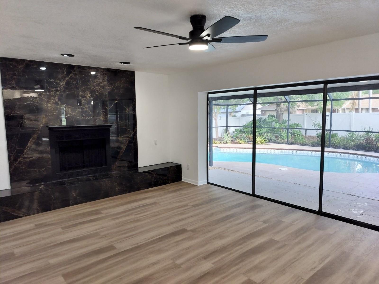 Listing photo id 6 for 3403 Bloomingdale Oaks Drive