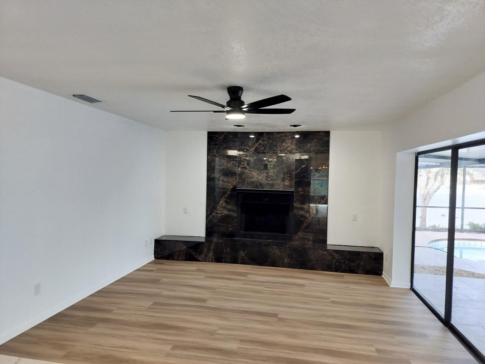 Listing photo id 7 for 3403 Bloomingdale Oaks Drive