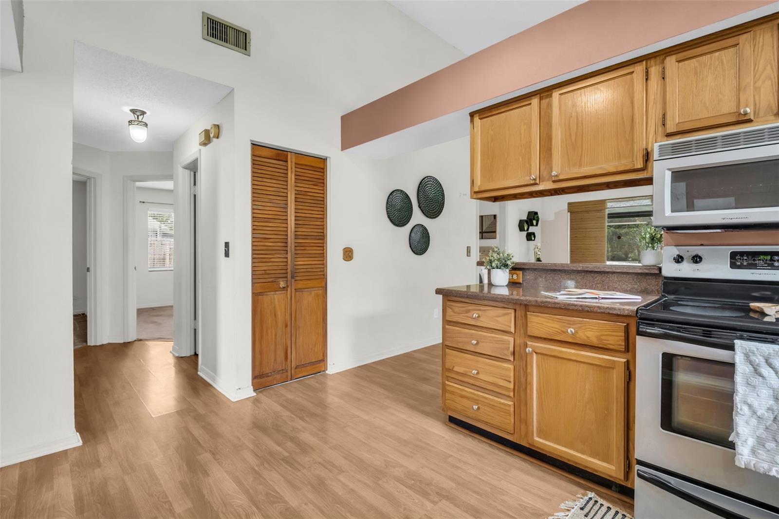 Listing photo id 9 for 5341 Southwick Drive