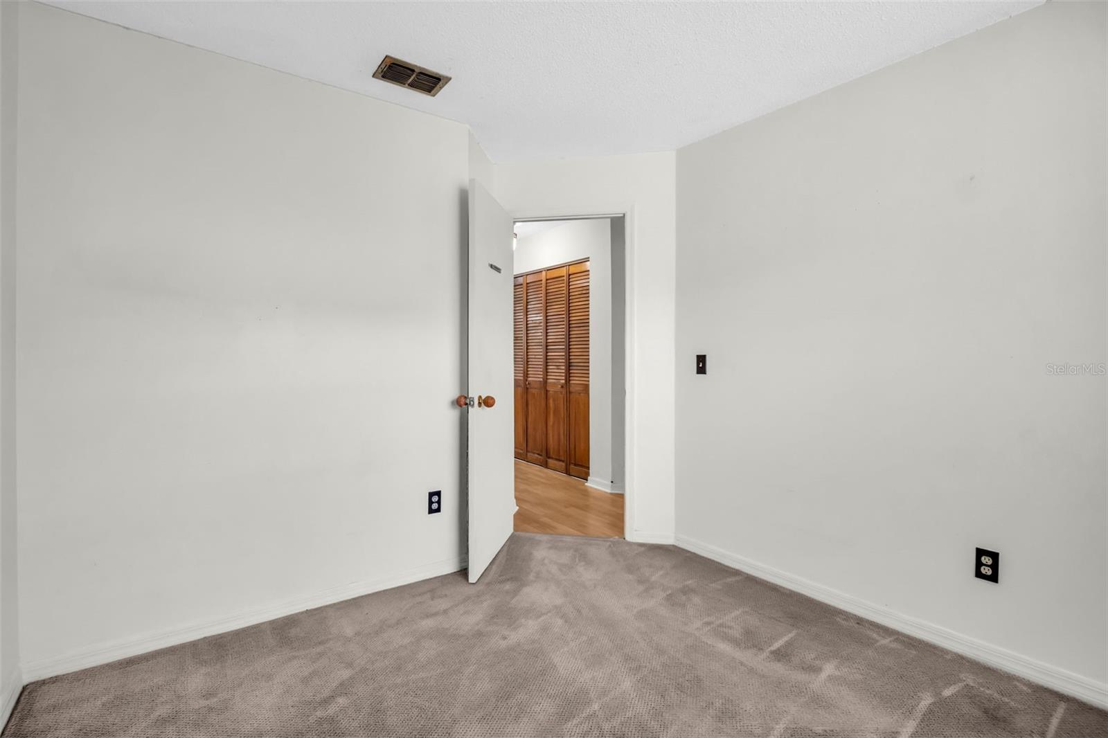 Listing photo id 20 for 5341 Southwick Drive