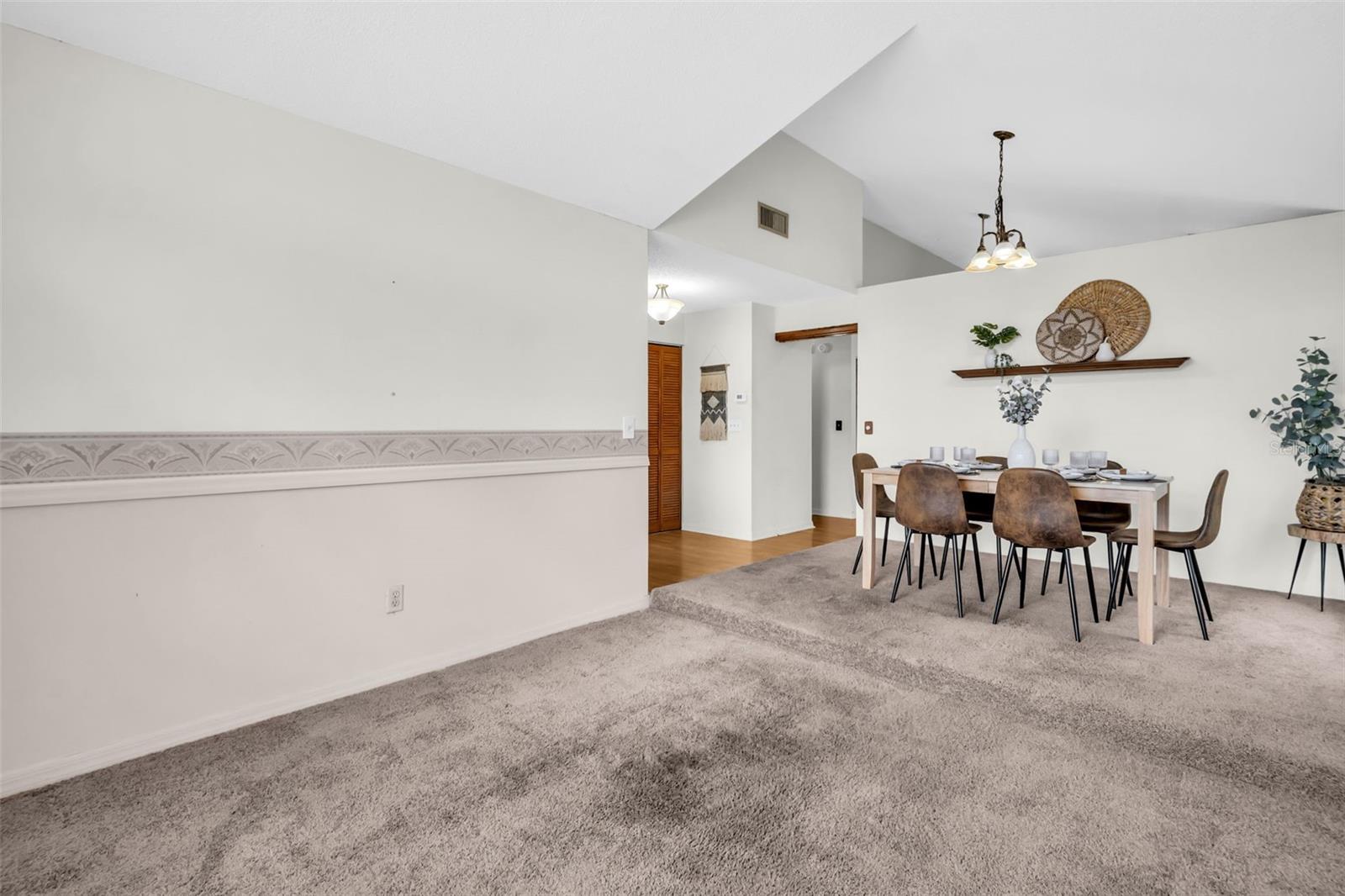 Listing photo id 5 for 5341 Southwick Drive