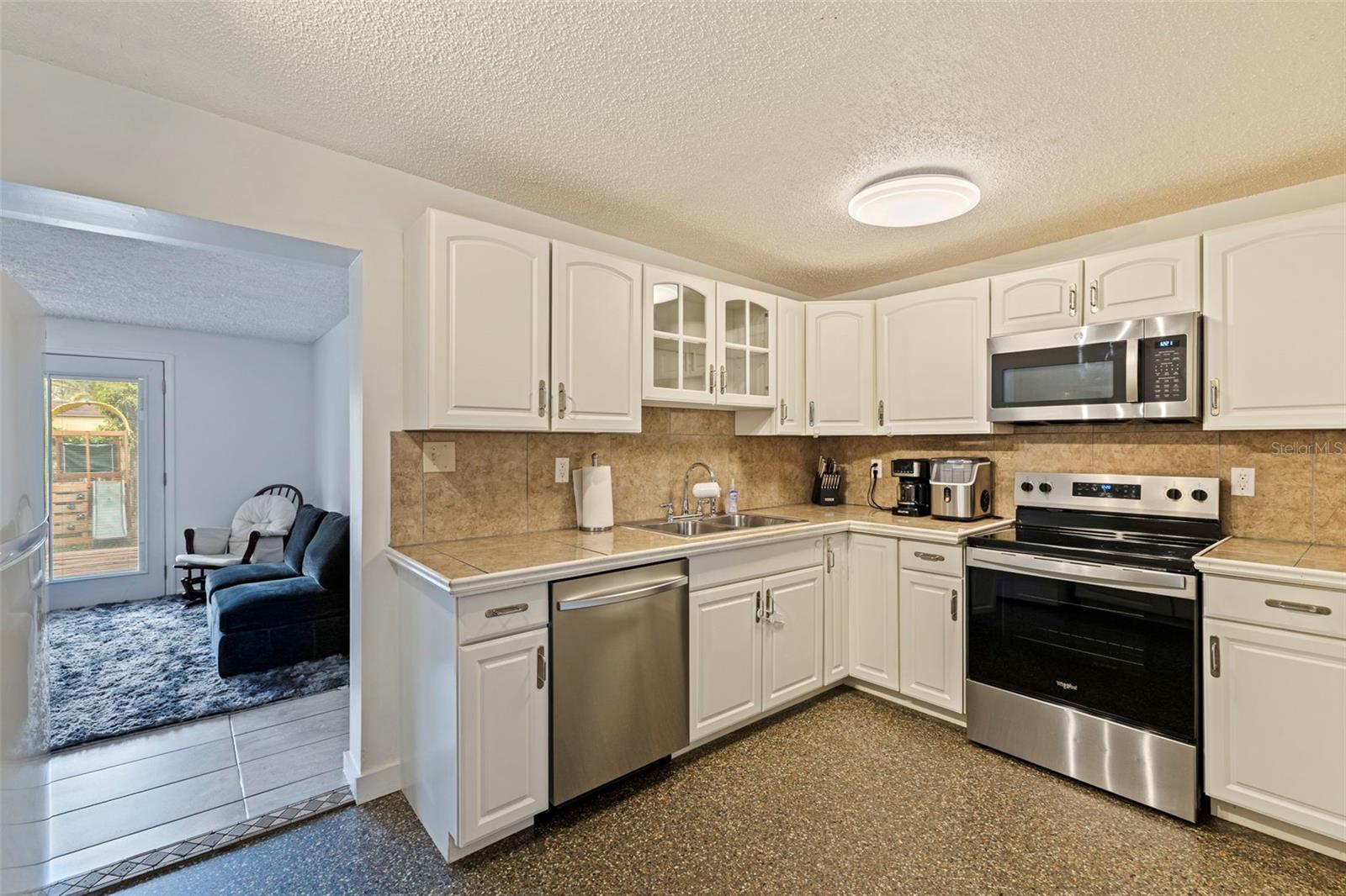 Listing photo id 2 for 10356 111th Avenue