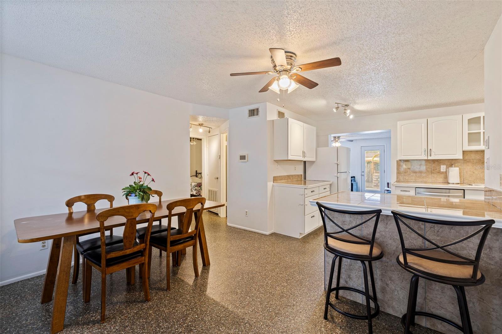 Listing photo id 3 for 10356 111th Avenue