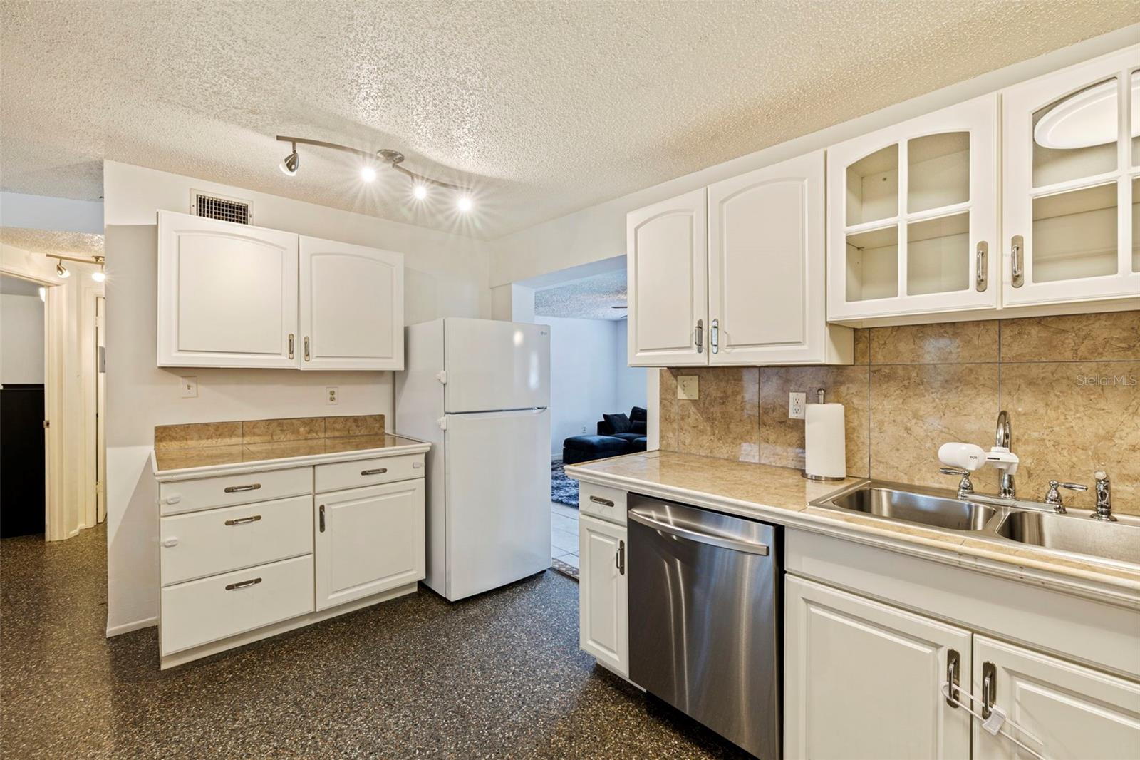 Listing photo id 6 for 10356 111th Avenue