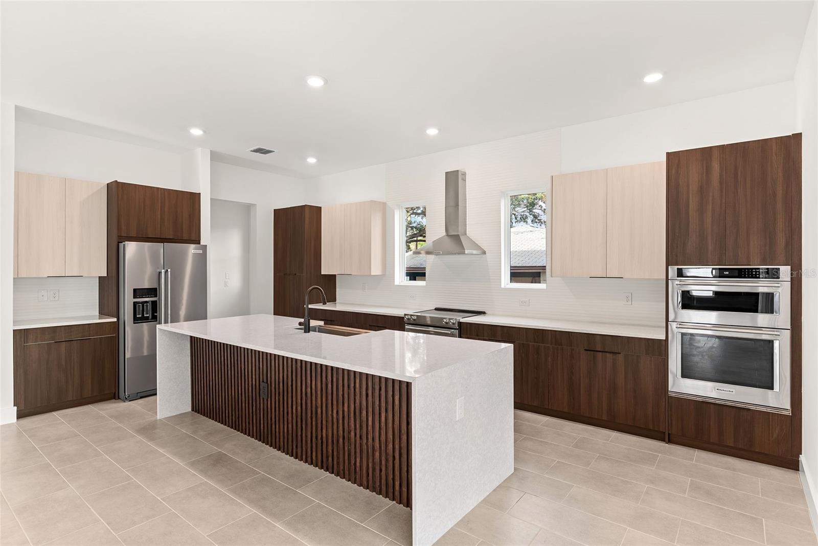 Listing photo id 12 for 4604 Euclid Avenue