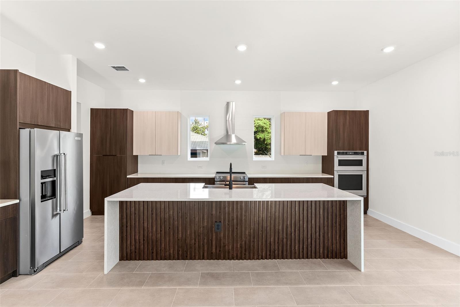 Listing photo id 13 for 4604 Euclid Avenue