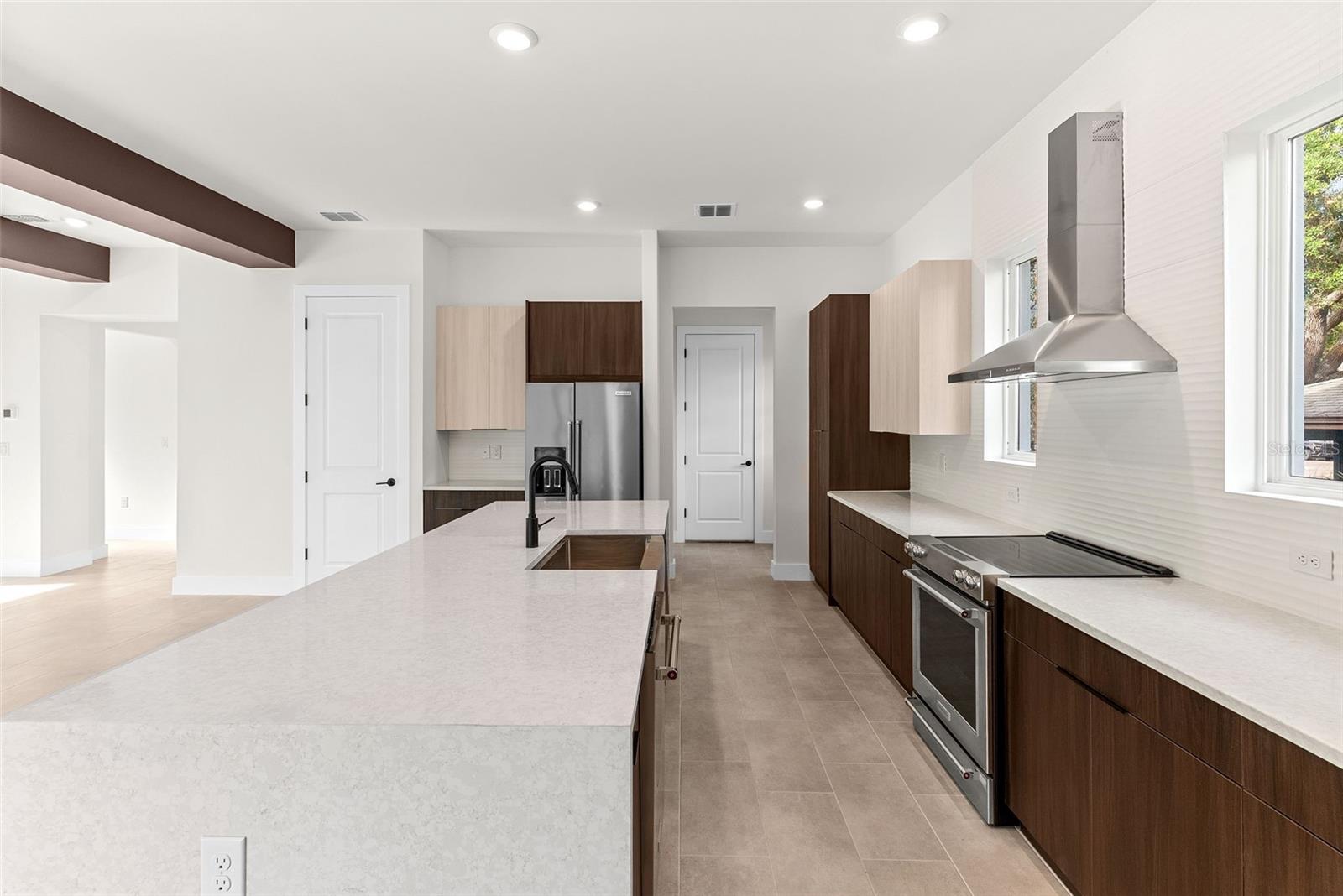 Listing photo id 14 for 4604 Euclid Avenue