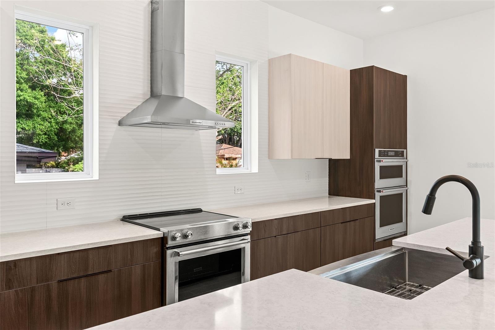 Listing photo id 15 for 4604 Euclid Avenue