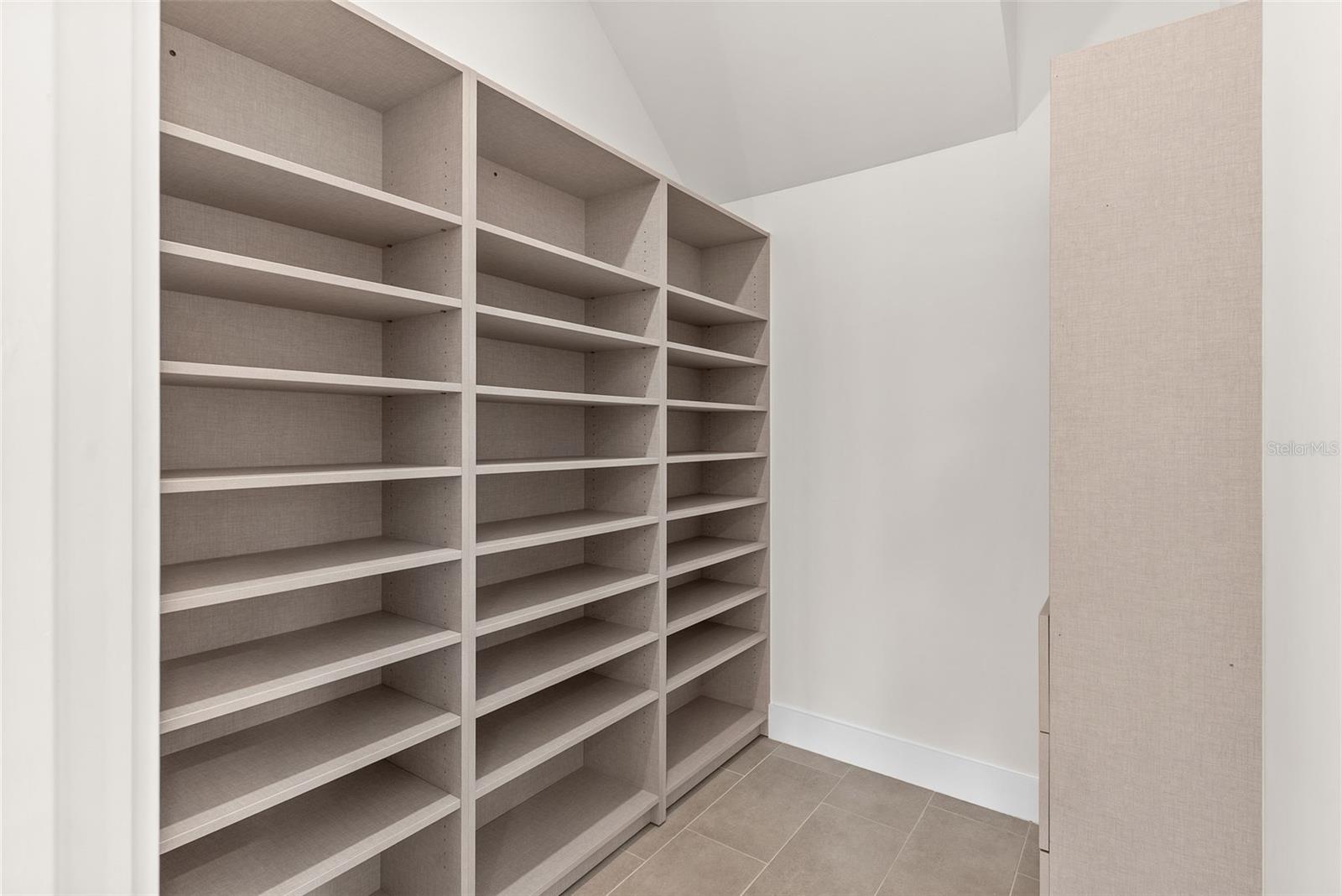 Listing photo id 16 for 4604 Euclid Avenue