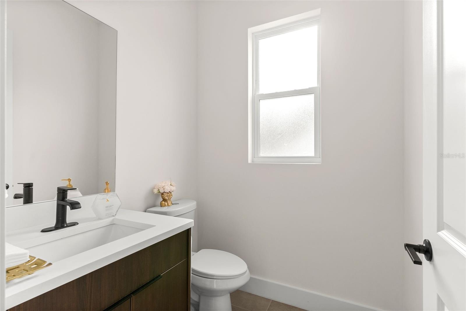 Listing photo id 18 for 4604 Euclid Avenue