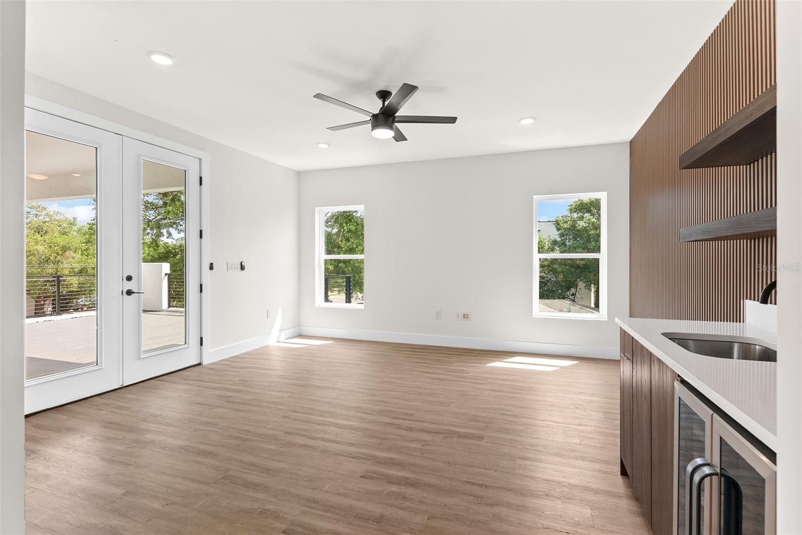 Listing photo id 19 for 4604 Euclid Avenue