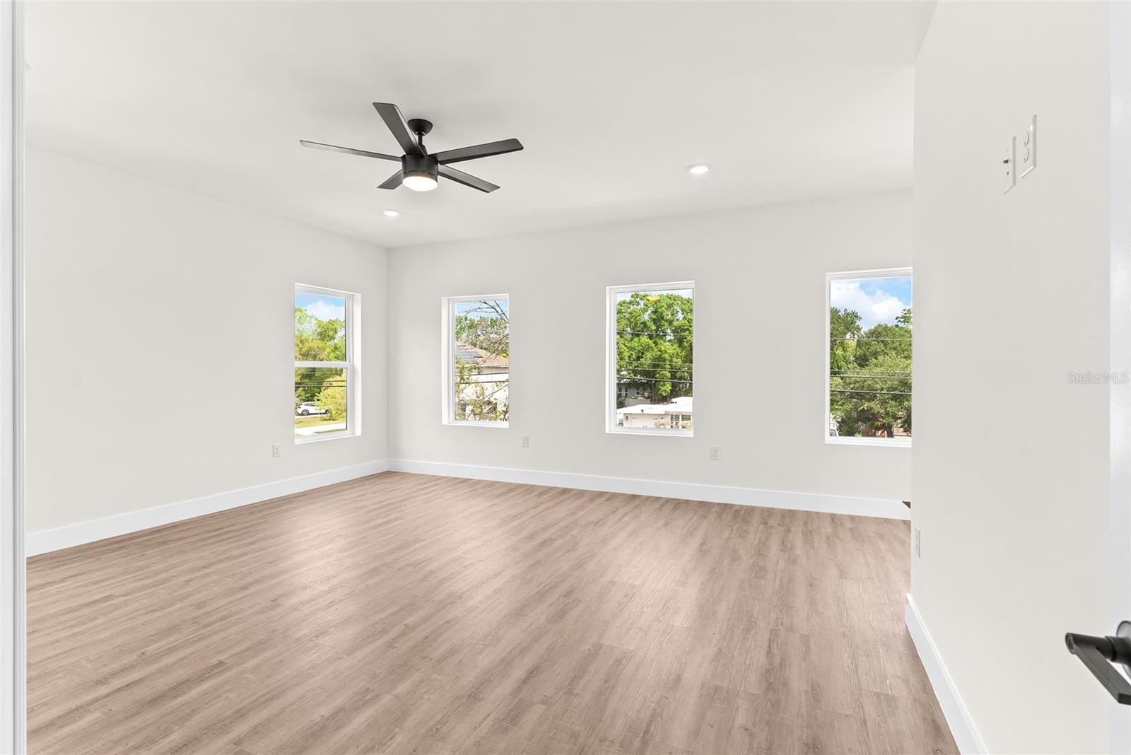 Listing photo id 21 for 4604 Euclid Avenue